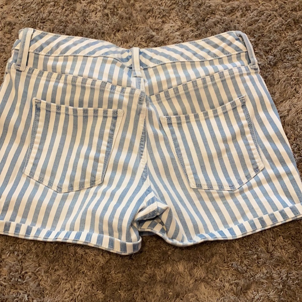 Shorts - Picture 2 of 3